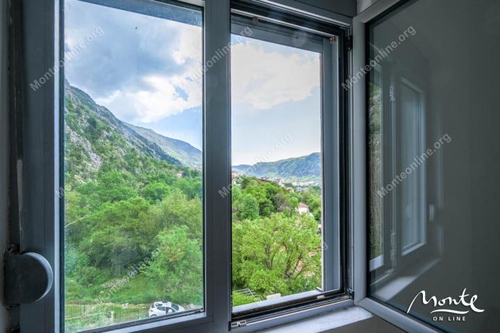 Prostran trosoban stan sa panoramskim pogledom na Bokokotorski zaliv – Dobrota