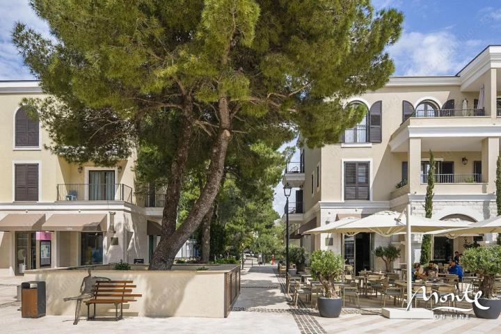 Prostran apartman sa jednom spavaćom sobom u elitnom kompleksu Centrale, Luštica Bay