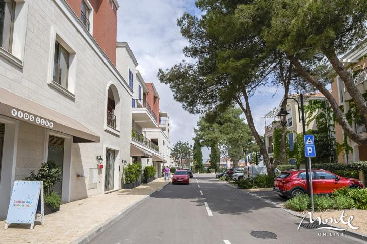 Prostran apartman sa jednom spavaćom sobom u elitnom kompleksu Centrale, Luštica Bay