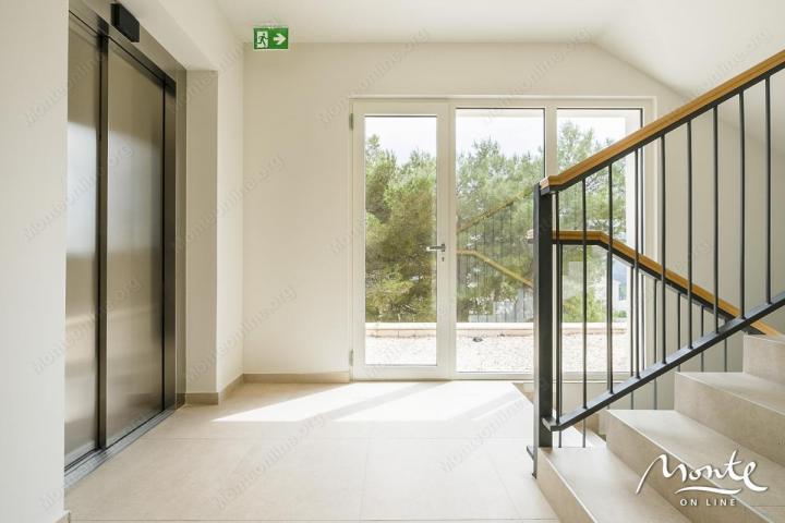 Prostran apartman sa jednom spavaćom sobom u elitnom kompleksu Centrale, Luštica Bay