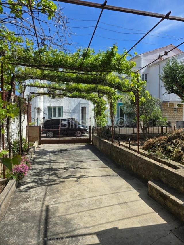 Vodice. atraktivna lokacija, dvojna kuća, prodaja