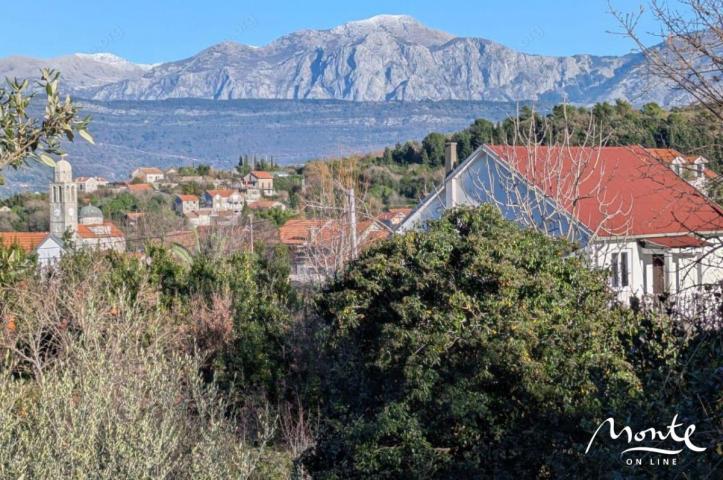 Predivna kuća sa pogledom na Tivatski zaliv i planine u Radovićima, Luštica