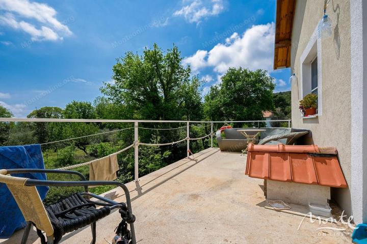 Predivna kuća sa pogledom na Tivatski zaliv i planine u Radovićima, Luštica