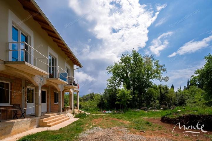 Predivna kuća sa pogledom na Tivatski zaliv i planine u Radovićima, Luštica