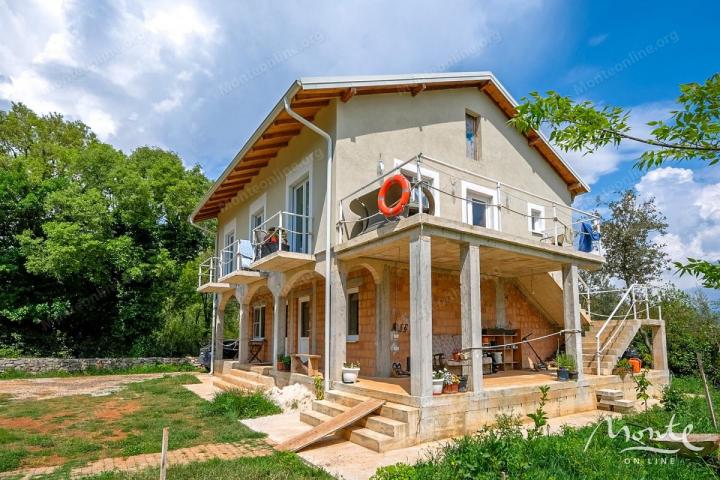 Predivna kuća sa pogledom na Tivatski zaliv i planine u Radovićima, Luštica