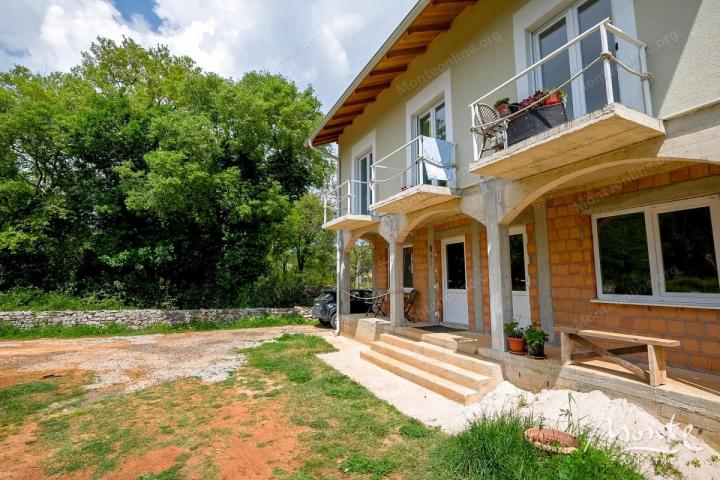 Predivna kuća sa pogledom na Tivatski zaliv i planine u Radovićima, Luštica