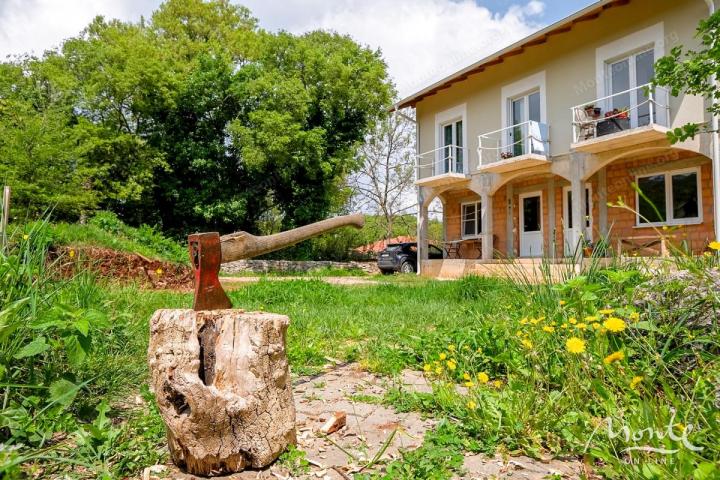 Predivna kuća sa pogledom na Tivatski zaliv i planine u Radovićima, Luštica