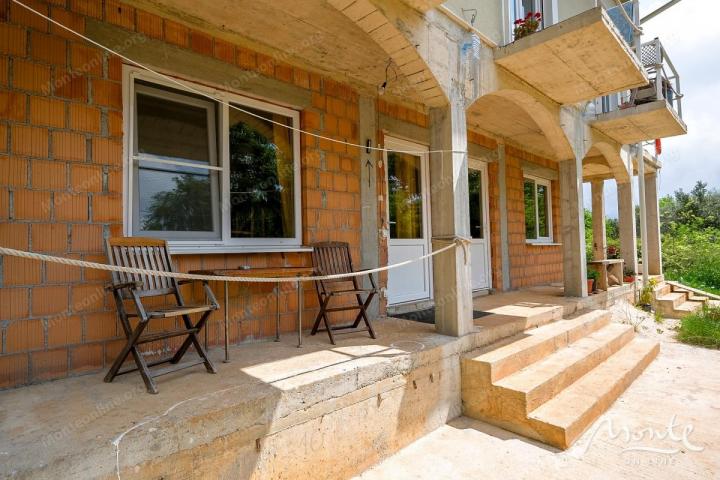 Predivna kuća sa pogledom na Tivatski zaliv i planine u Radovićima, Luštica