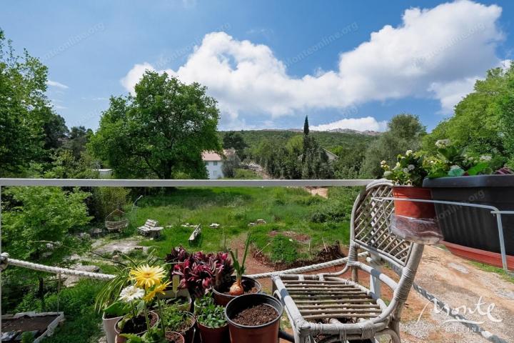 Predivna kuća sa pogledom na Tivatski zaliv i planine u Radovićima, Luštica