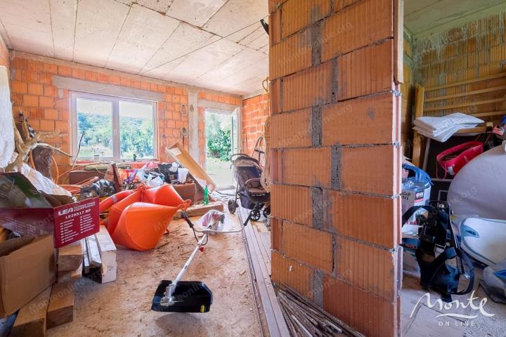 Predivna kuća sa pogledom na Tivatski zaliv i planine u Radovićima, Luštica