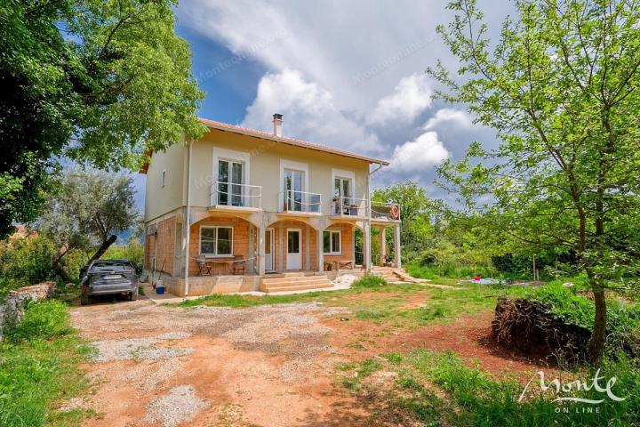 Predivna kuća sa pogledom na Tivatski zaliv i planine u Radovićima, Luštica