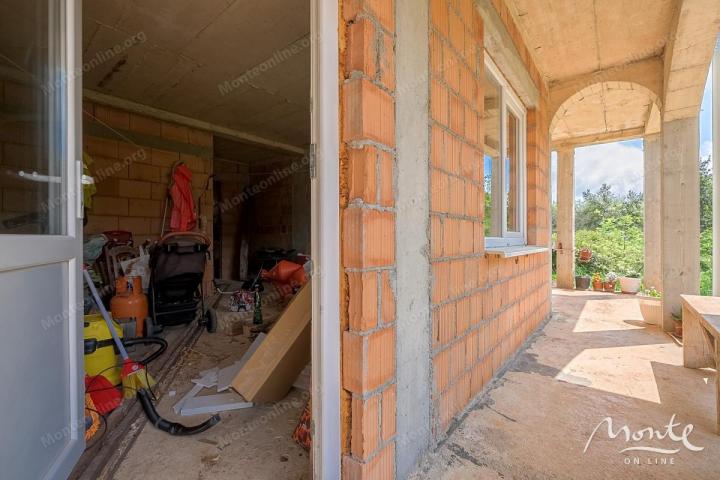 Predivna kuća sa pogledom na Tivatski zaliv i planine u Radovićima, Luštica