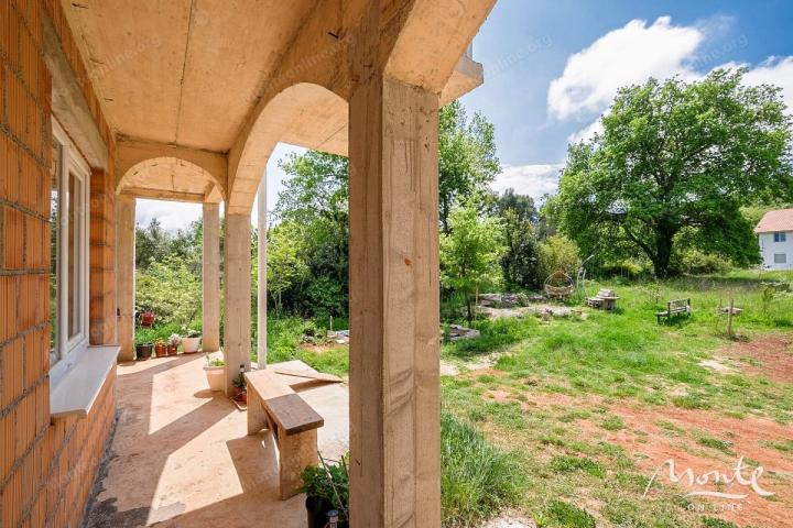 Predivna kuća sa pogledom na Tivatski zaliv i planine u Radovićima, Luštica