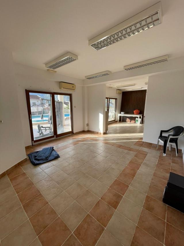 Prodaja, Poslovni prostor, 190m2 , RISAN