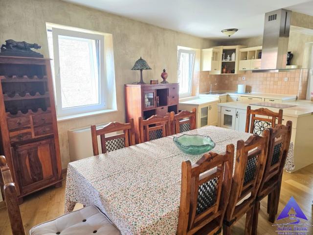 Izdavanje, Stan, 124m2 , Stari grad