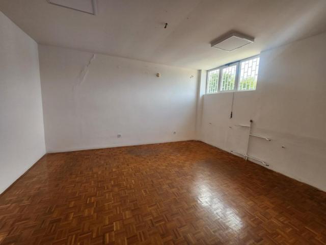Izdavanje, Poslovni prostor, 500m2 , Trošarina