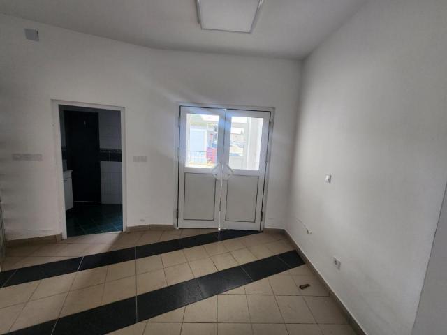 Izdavanje, Poslovni prostor, 500m2 , Trošarina