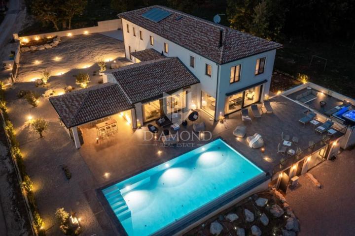 Motovun, luksuzna vila s bazenom i teniskim terenom 