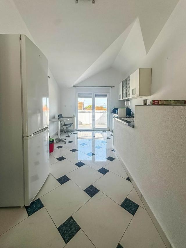 Novigrad, okolica, kuća sa 6 apartmana na 350m od mora