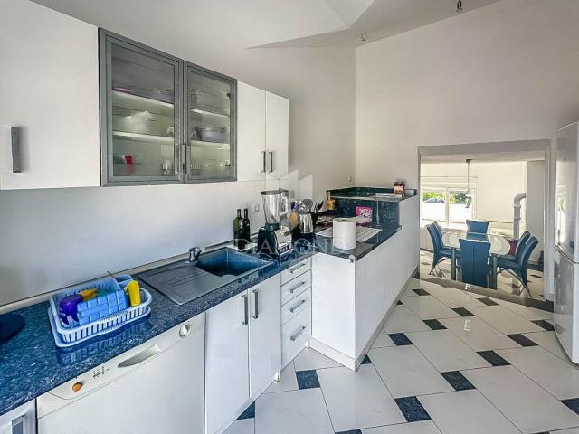 Novigrad, okolica, kuća sa 6 apartmana na 350m od mora