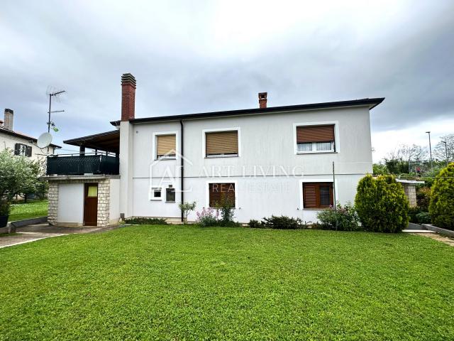 Istrien, Umag, Umgebung – ein geräumiges Einfamilienhaus mit großem angelegten Garten