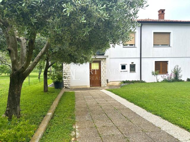Istrien, Umag, Umgebung – ein geräumiges Einfamilienhaus mit großem angelegten Garten