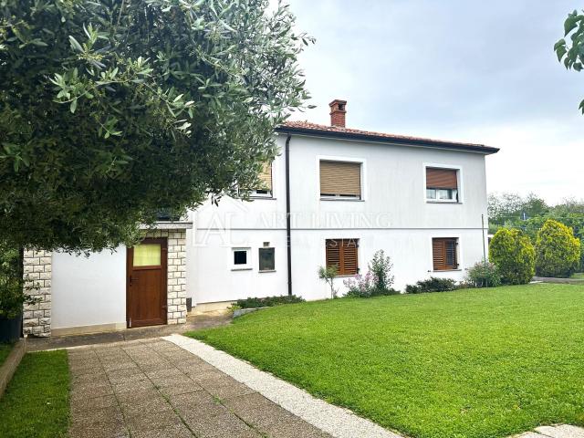 Istrien, Umag, Umgebung – ein geräumiges Einfamilienhaus mit großem angelegten Garten