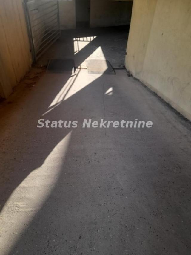 Futoška-Parking mesto 16 m2 u suterenu-Zakupnina 100e-065/385 8880