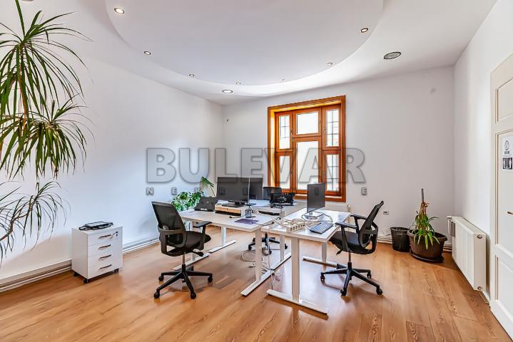 Izdaje se poslovni prostor u centru, 118m2