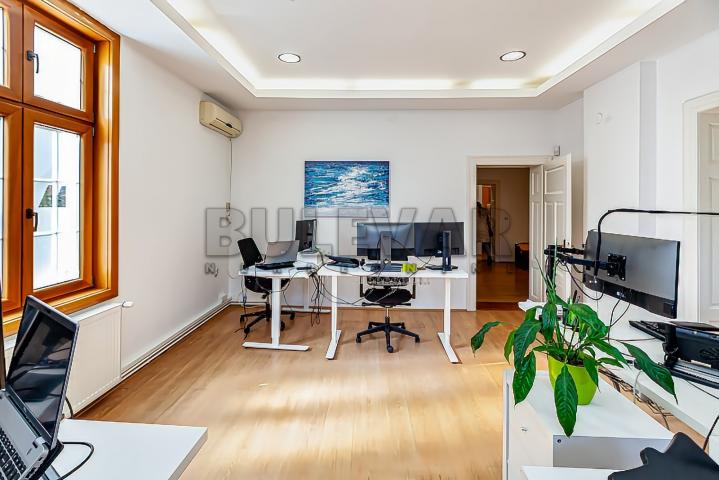 Izdaje se poslovni prostor u centru, 118m2