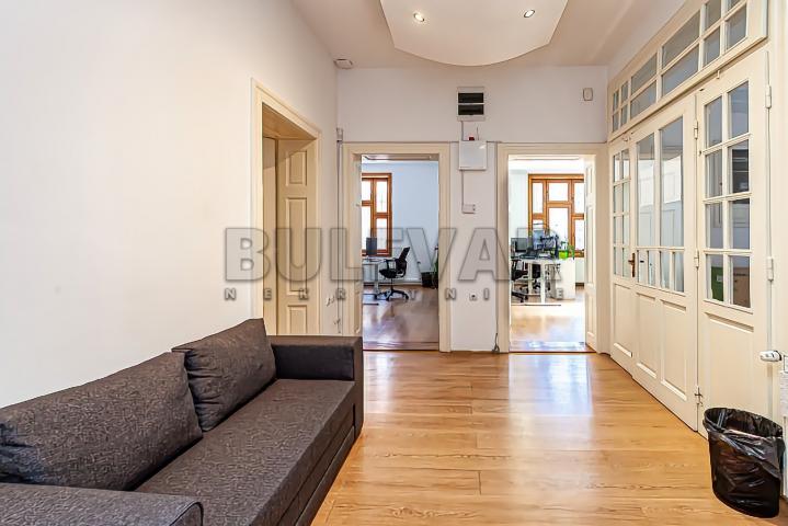 Izdaje se poslovni prostor u centru, 118m2