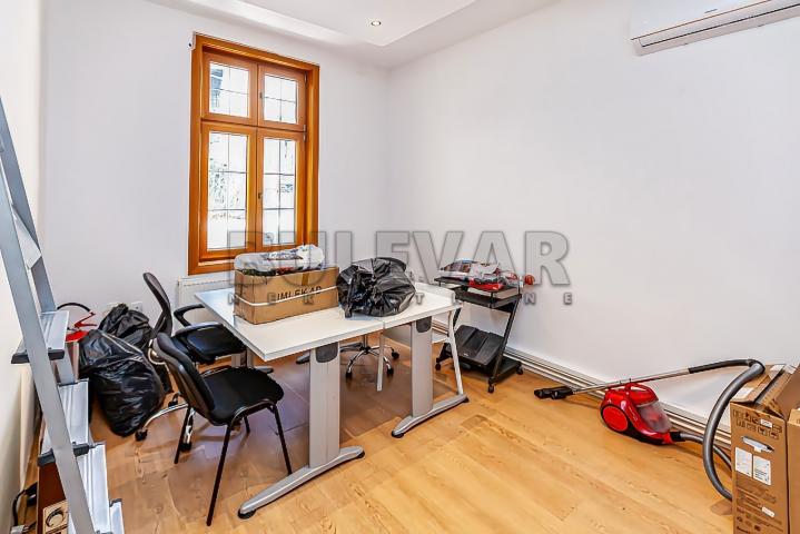 Izdaje se poslovni prostor u centru, 118m2