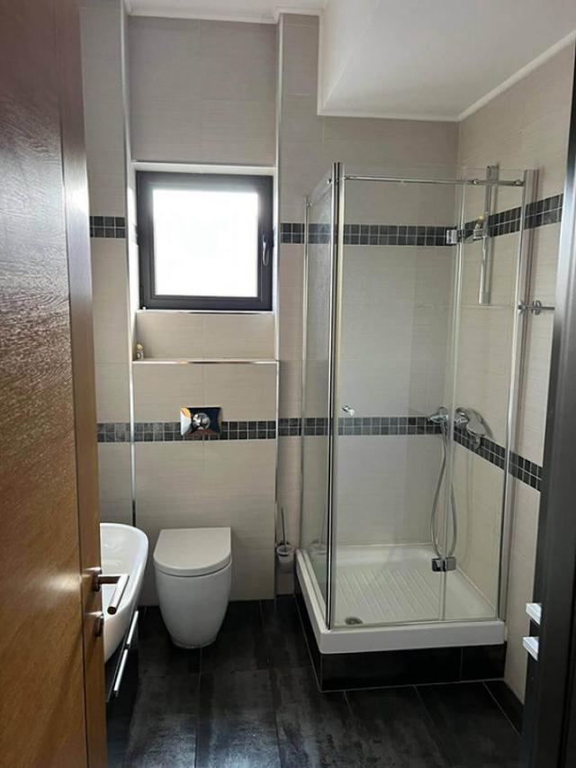 Izdavanje poslovno-skladišnog objekta Beograd – 2500m2, visoki regali, odlična lokacija