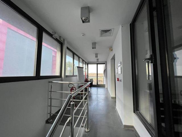 Izdavanje poslovno-skladišnog objekta Beograd – 2500m2, visoki regali, odlična lokacija