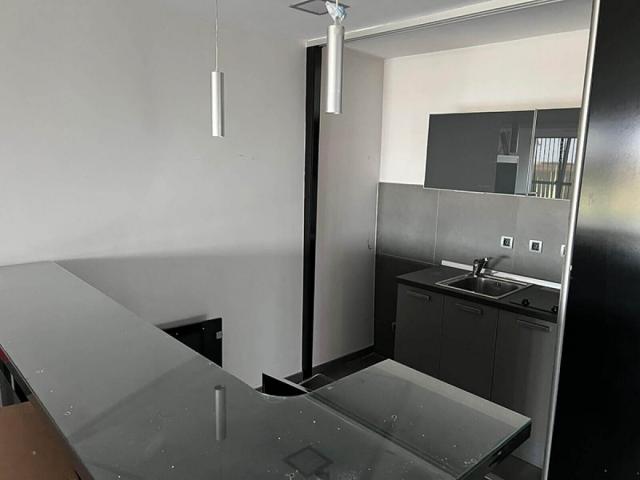 Izdavanje poslovno-skladišnog objekta Beograd – 2500m2, visoki regali, odlična lokacija