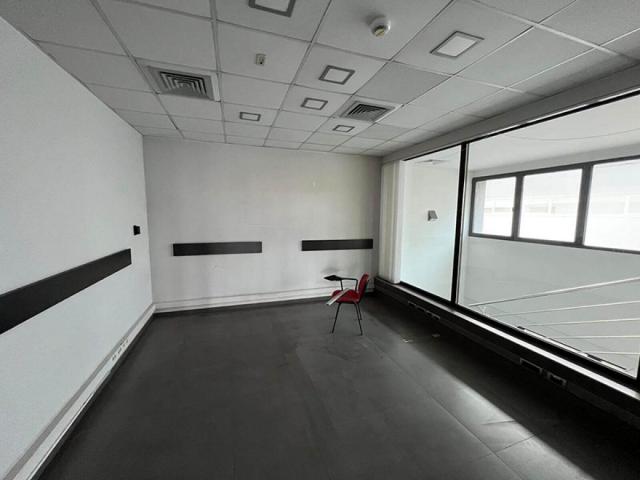 Izdavanje poslovno-skladišnog objekta Beograd – 2500m2, visoki regali, odlična lokacija