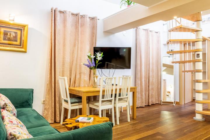 Split, Varoš, autentična kamena kuća s bazenom i saunom, NKP 192 m²