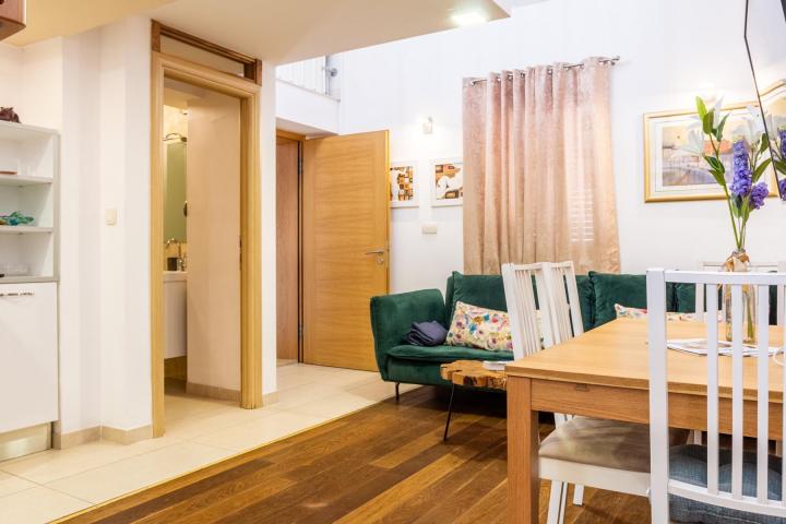 Split, Varoš, autentična kamena kuća s bazenom i saunom, NKP 192 m²