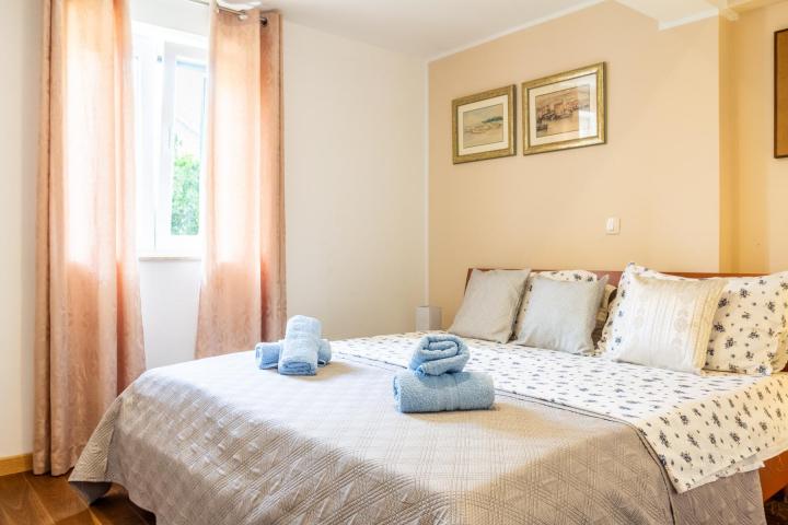 Split, Varoš, autentična kamena kuća s bazenom i saunom, NKP 192 m²