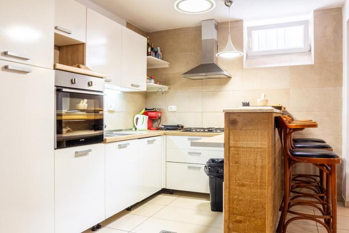 Split, Varoš, autentična kamena kuća s bazenom i saunom, NKP 192 m²