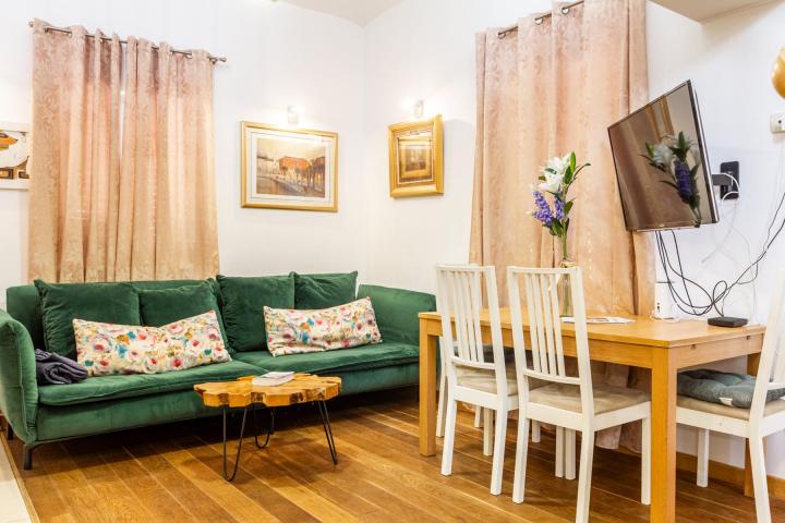 Split, Varoš, autentična kamena kuća s bazenom i saunom, NKP 192 m²