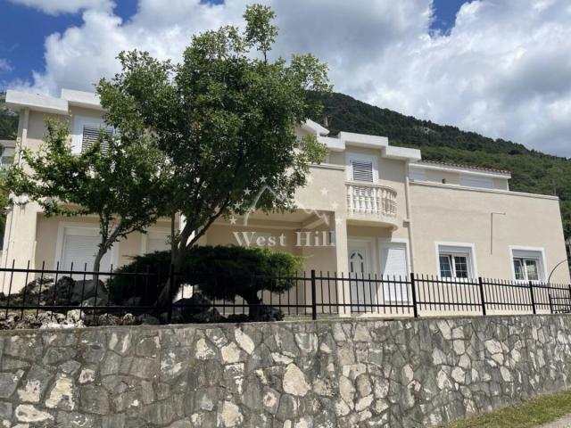 Vila sa bazenom u Sutvari
