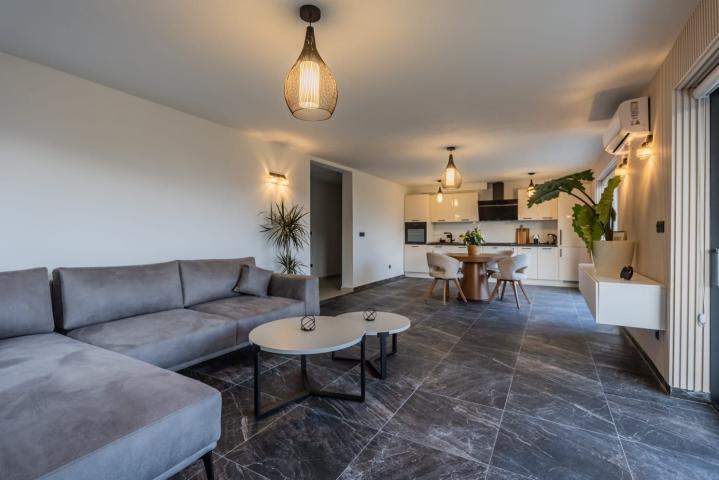 Luksuzna vila od 300 m² sa bazenom i panoramskim pogledom na more na prodaju – Markovići, Budva