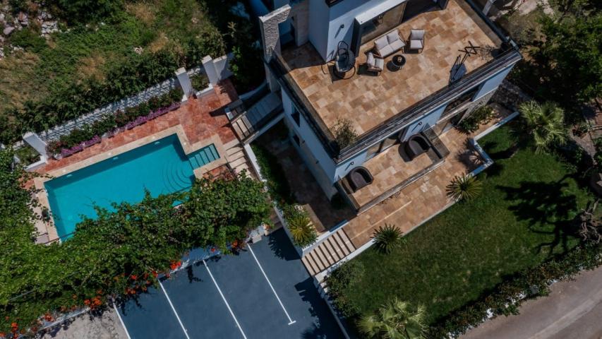 Luksuzna vila od 300 m² sa bazenom i panoramskim pogledom na more na prodaju – Markovići, Budva