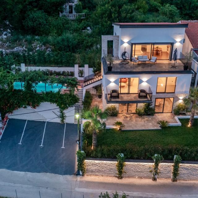 Luksuzna vila od 300 m² sa bazenom i panoramskim pogledom na more na prodaju – Markovići, Budva