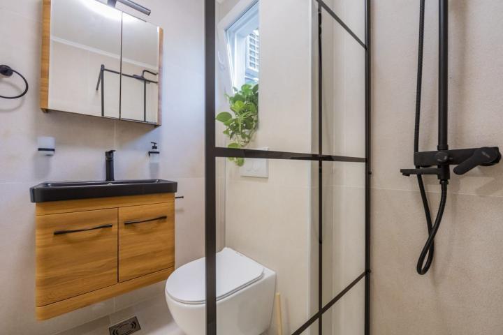Luksuzna vila od 300 m² sa bazenom i panoramskim pogledom na more na prodaju – Markovići, Budva