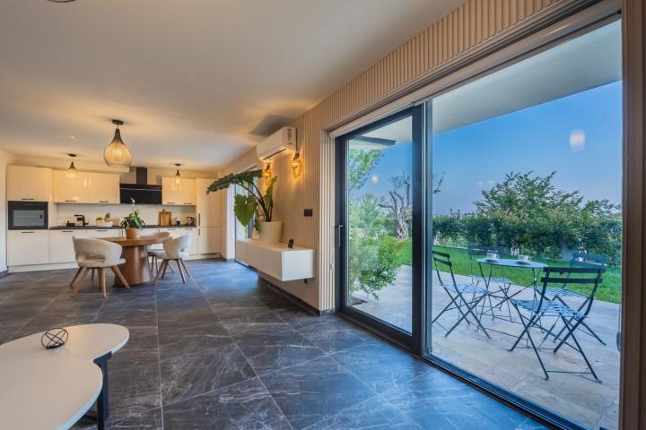 Luksuzna vila od 300 m² sa bazenom i panoramskim pogledom na more na prodaju – Markovići, Budva