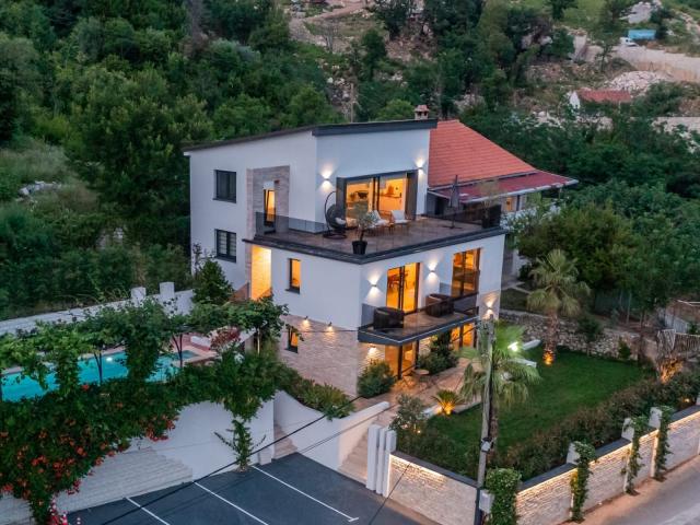 Luksuzna vila od 300 m² sa bazenom i panoramskim pogledom na more na prodaju – Markovići, Budva (na 