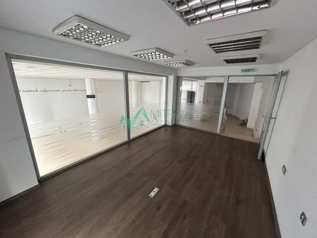 Izdavanje, Poslovni prostor, 230m2 , Bulevar Oslobođenja