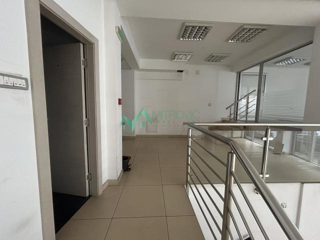 Izdavanje, Poslovni prostor, 230m2 , Bulevar Oslobođenja